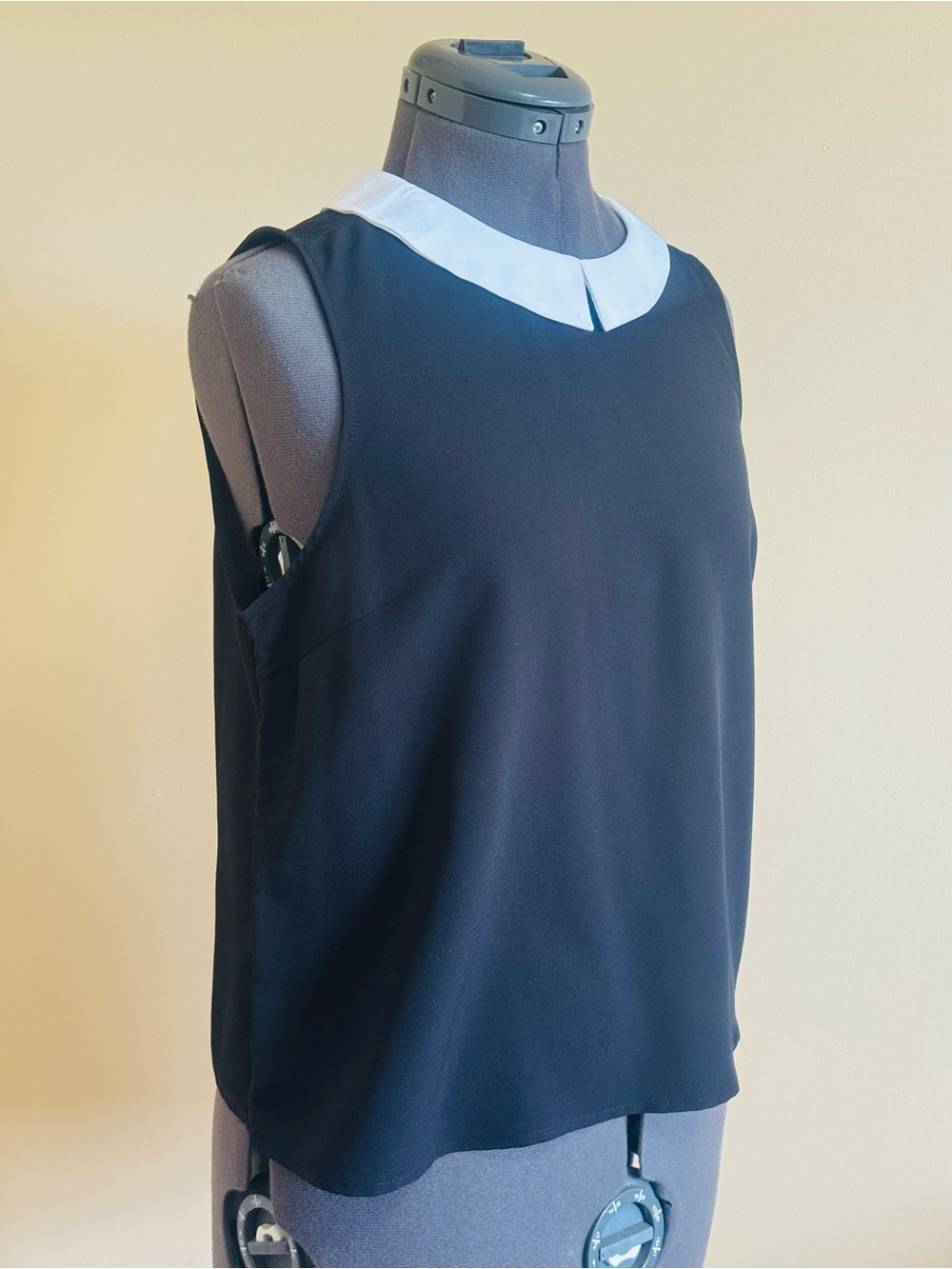 ♥️NWOT Black Sleeveless Top with White Peter Pan Collar